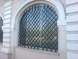 Кованые решетки на окнах